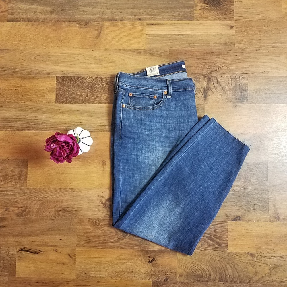 Levi's NWT, blue wash, butterfly, tapered bottom
